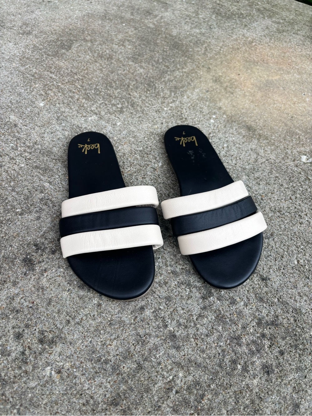 beek calibird Black and White Slide Sandals size 7 EUC